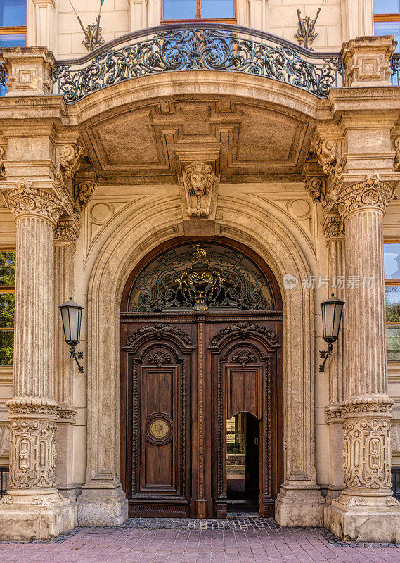 匈牙利布达佩斯一所古老的大学建筑的门