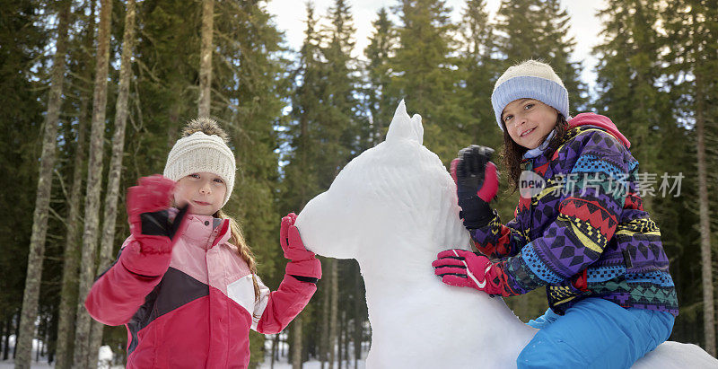 孩子们在雪中玩耍的肖像