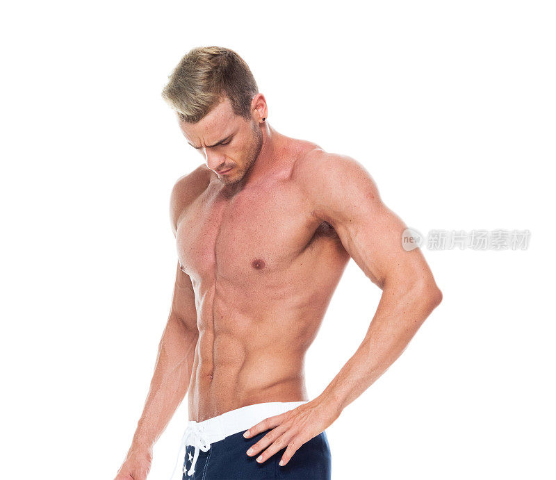 白人男性运动员穿着短裤站在白色背景前，积极锻炼身体，举着旗子