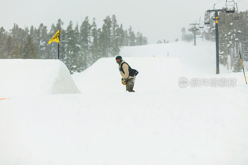 在科罗拉多州落基山脉的滑雪度假村小镇滑雪和单板滑雪活动