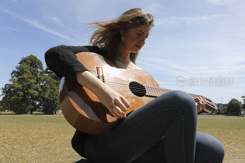 保加利亚户外女孩玩西班牙吉他阳光明媚的一天