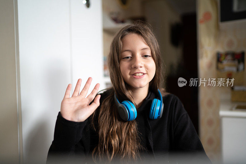 女孩在学习，在家里用笔记本电脑打视频电话