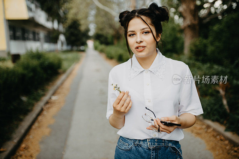 聪明的年轻女性独自和隐藏其他人