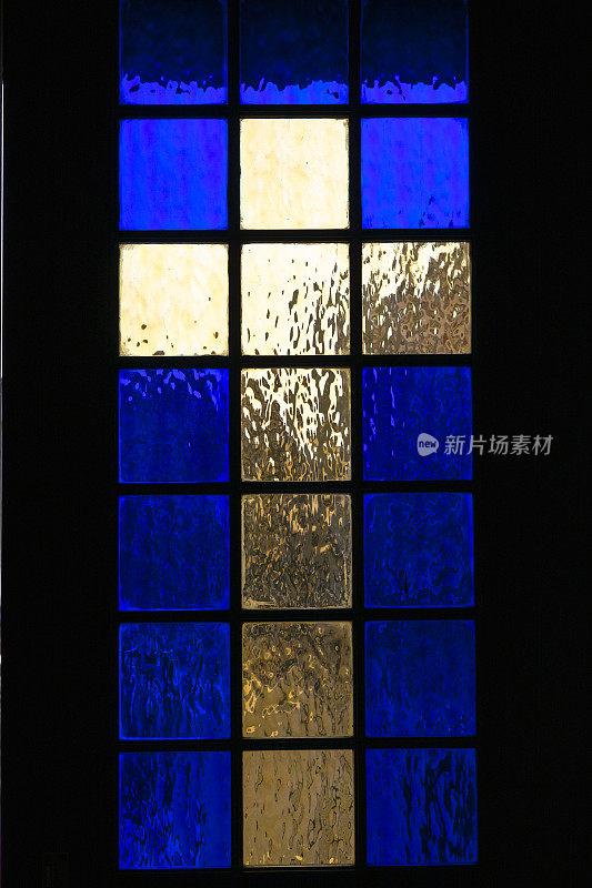葡萄牙波尔图圣伊尔德丰索教堂的彩色十字玻璃窗