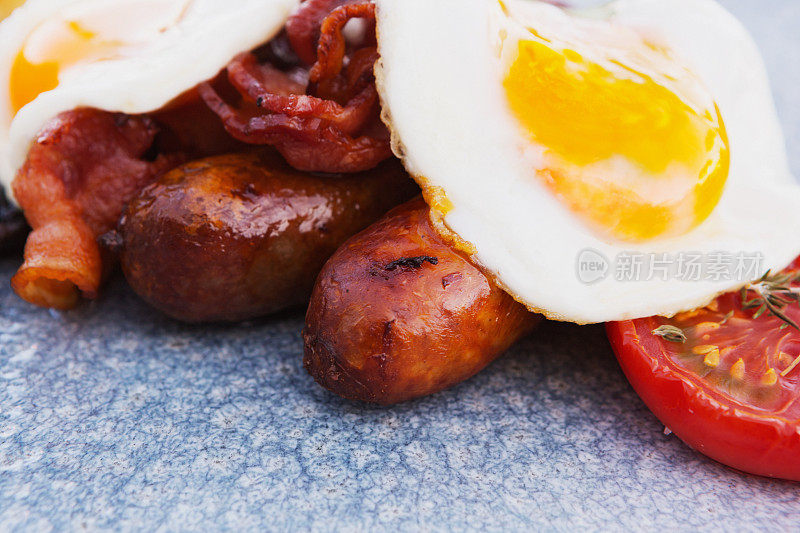 煎蛋、培根、香肠和西红柿是完美的英式早餐