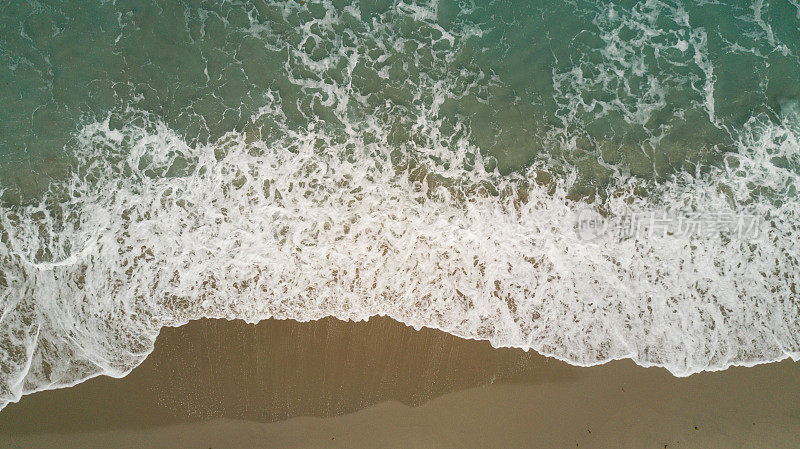 上图的蓝绿色海浪横扫棕榈滩，佛罗里达海岸