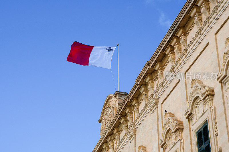 现在是马耳他总理办公室的城堡屋顶上悬挂着马耳他国旗，上面有卡斯蒂尔、莱昂和葡萄牙的纹章
