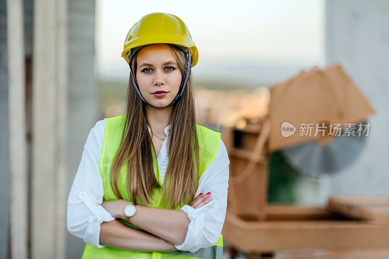 建筑工地上的年轻女工人