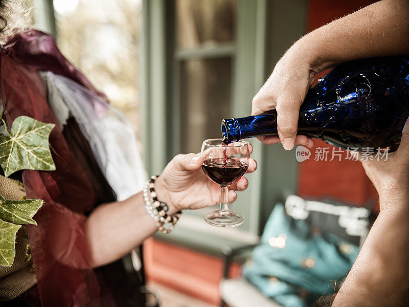 两个女朋友一起喝红酒