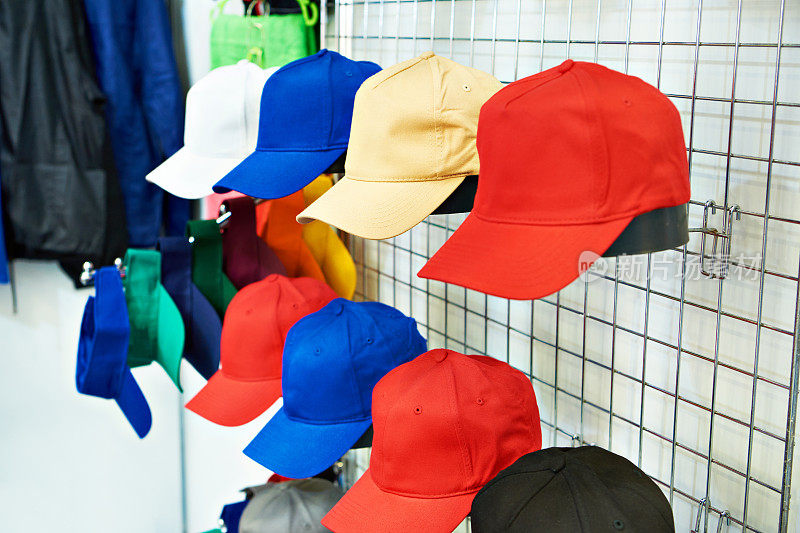 商店陈列的彩色棒球帽