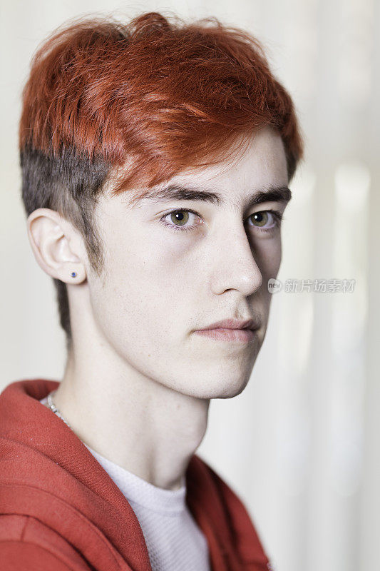 染红头发的少年