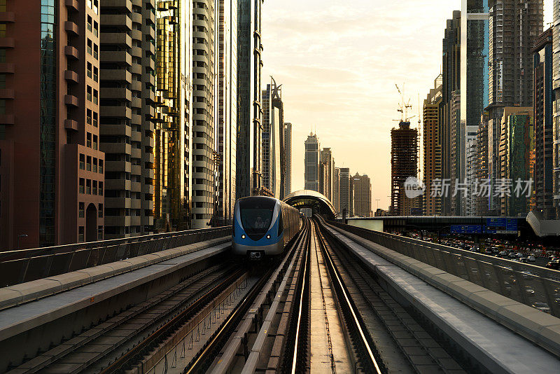 迪拜地铁。从第一辆地铁上看迪拜的美丽景色。财产。房地产。