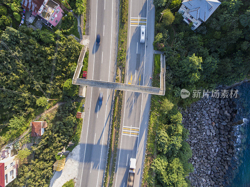 鸟瞰图高速公路通过绿色的山林。土耳其黑海部分的吉雷松和特拉布宗高速公路。