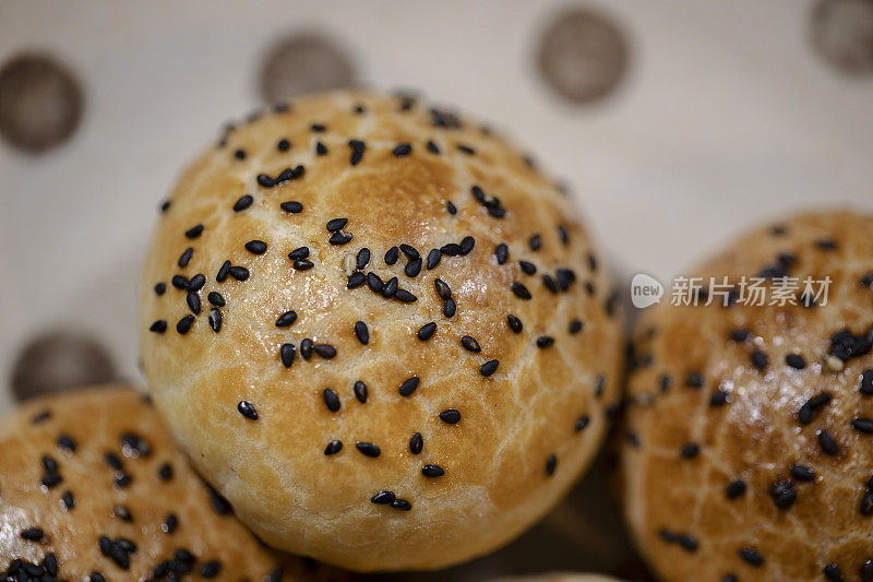 手工烘焙糕点:芝麻酥皮月饼