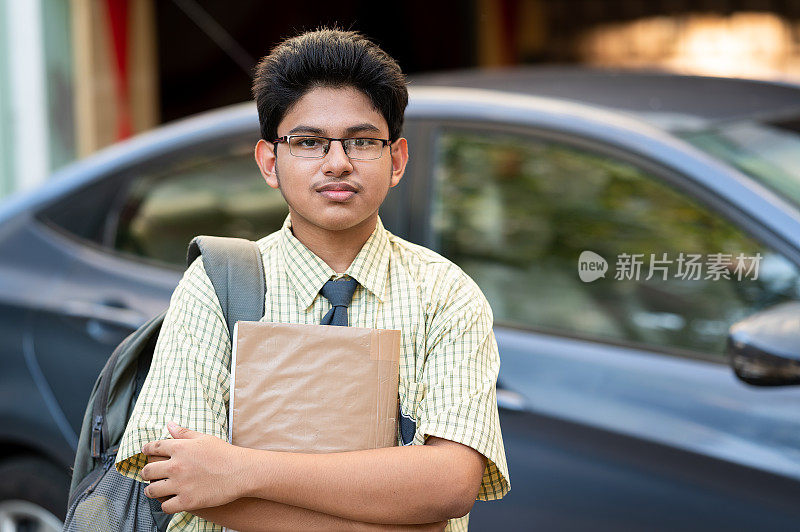 年轻的高中男孩穿着校服去上学