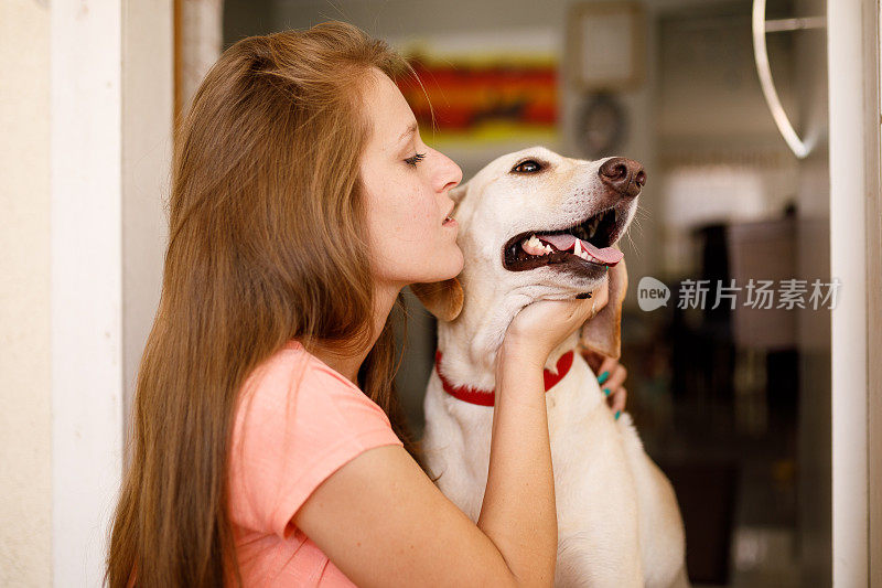 女人亲吻她的狗