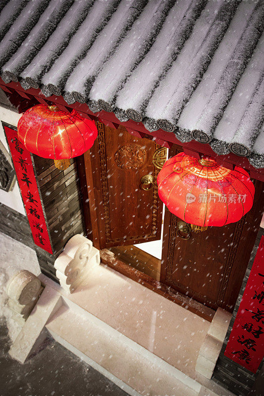 雪中的挂着红灯笼的中式庭院