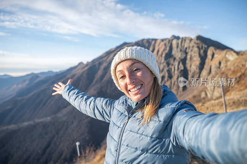 一名徒步旅行者在山顶自拍