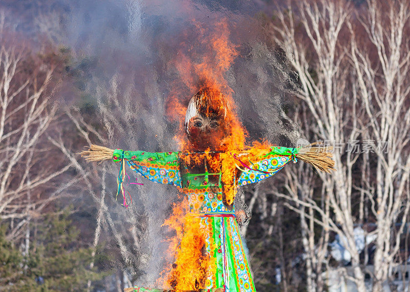 庆祝马斯列尼察-燃烧的秸秆雕像。