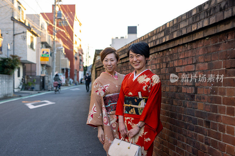 穿着和服的日本妇女站在街上