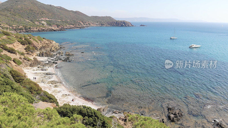 撒丁岛崎岖的海岸线鸟瞰图