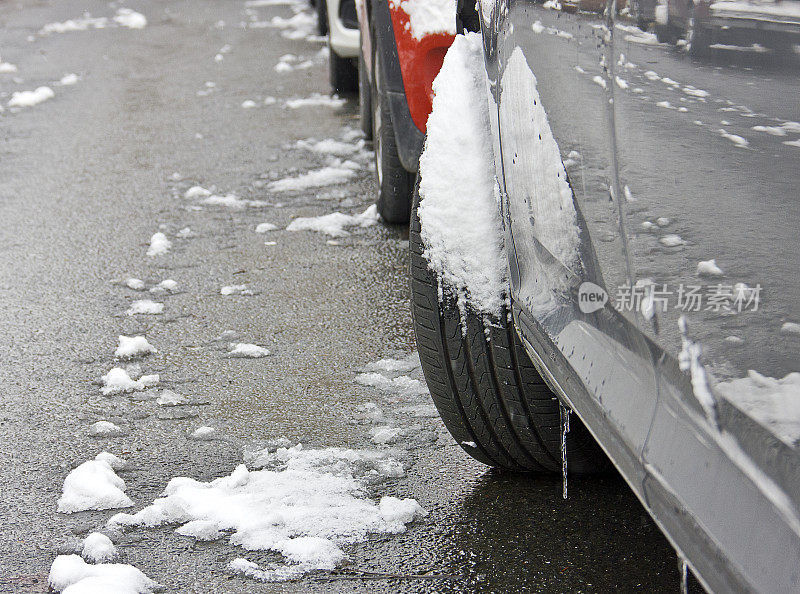 汽车轮胎在被雪覆盖的冬季道路上行驶