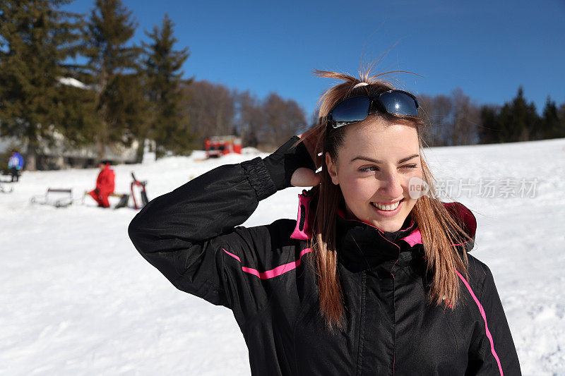 女子滑雪者在山上