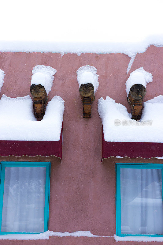 圣塔菲，NM:传统土坯建筑与雪