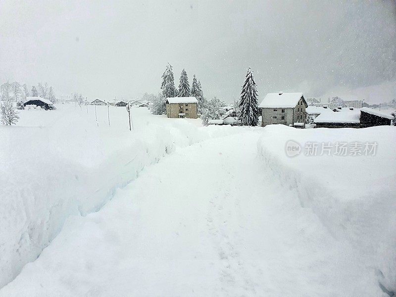 深雪中的村庄