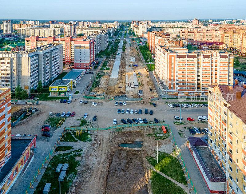 浅谈城镇多车道道路建设。初夏阳光明媚的早晨，Yoshkar-Ola的风景