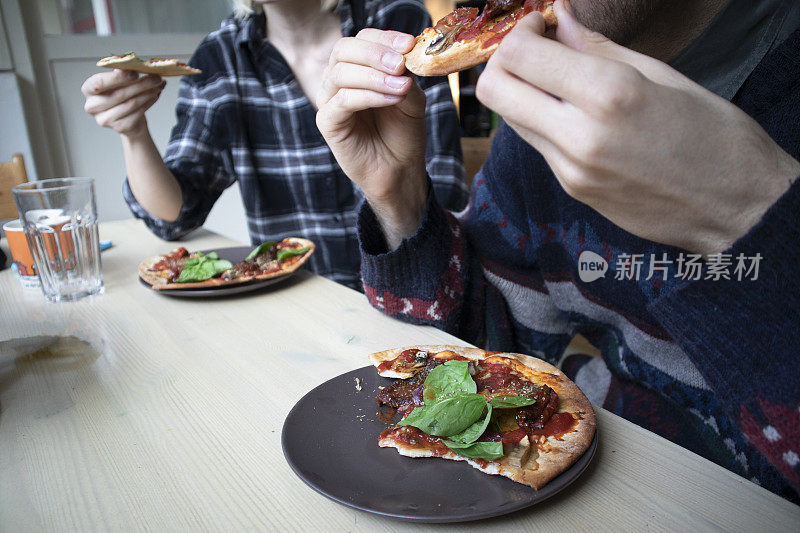 吃自制的素食披萨