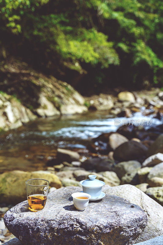 户外野餐茶，山泉水