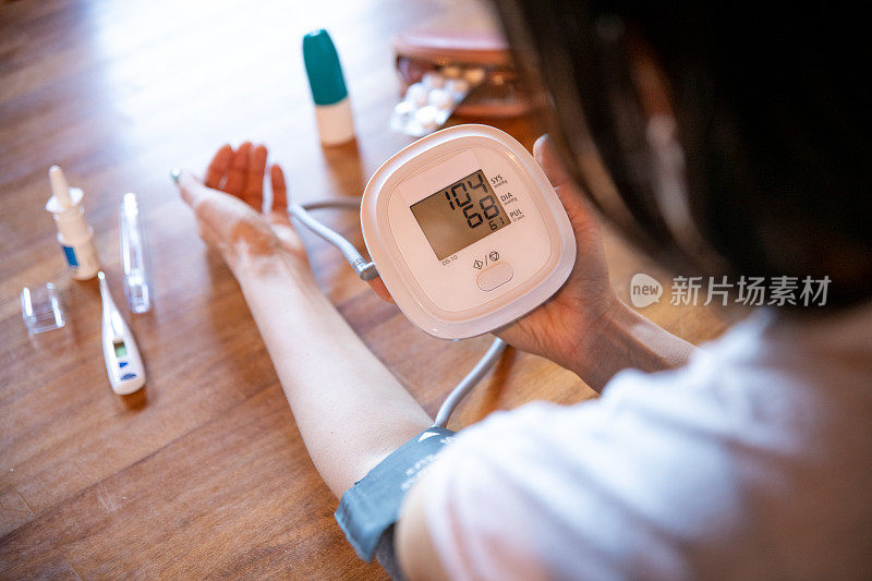 一个用数字压力计自己测量血压的女人。