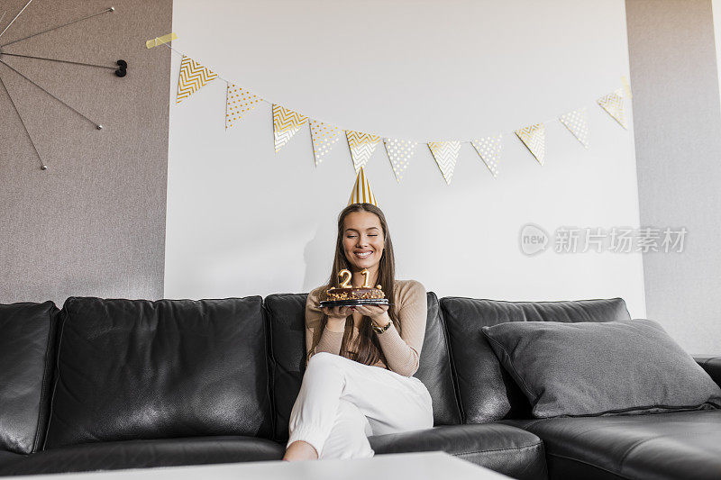 肖像的梦幻，快乐的生日女孩感到兴奋和喜悦庆祝生日