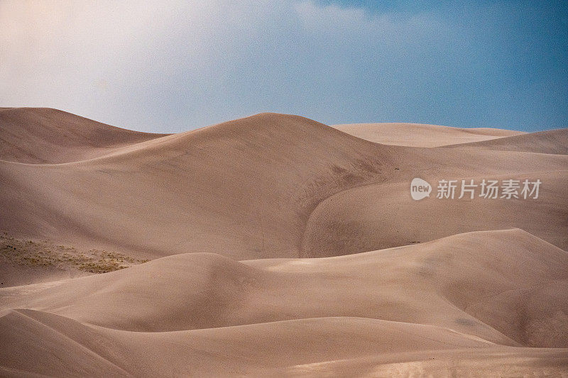 暴风雨的天空在美国科罗拉多州的大沙丘国家公园景观