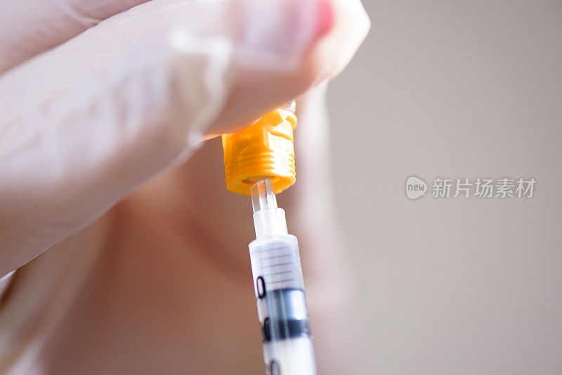 一个女孩正在注射胰岛素。糖尿病短效胰岛素。在家注射胰岛素。