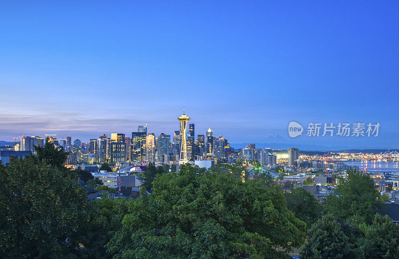 西雅图的夏日日出，从凯瑞公园看到的华盛顿市区天际线