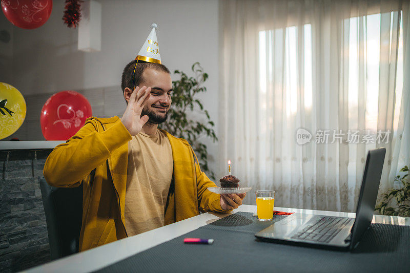 一个年轻人在家庆祝生日