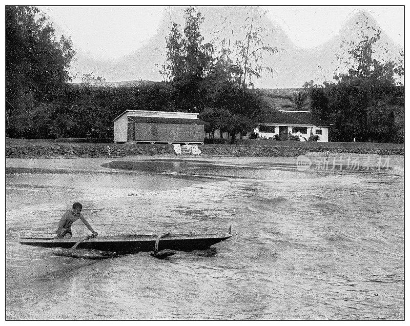 古董黑白照片:夏威夷考艾岛，马卡维纳，独木舟上的原住民
