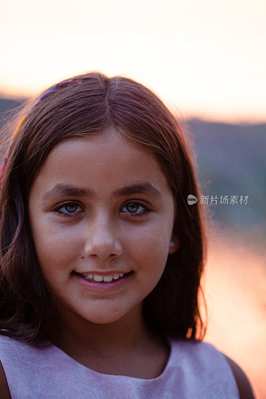 《日落湖畔的女孩肖像》
