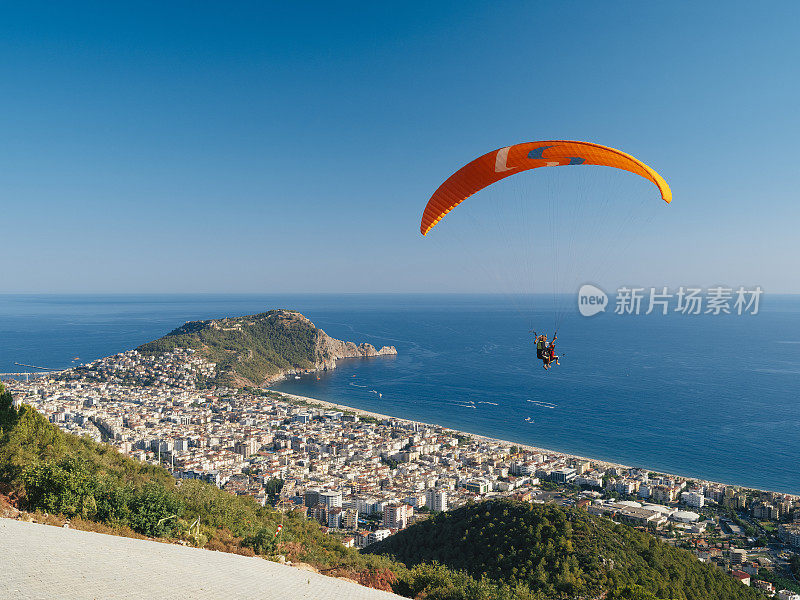 双人滑翔伞在Alanya城市上空飞行