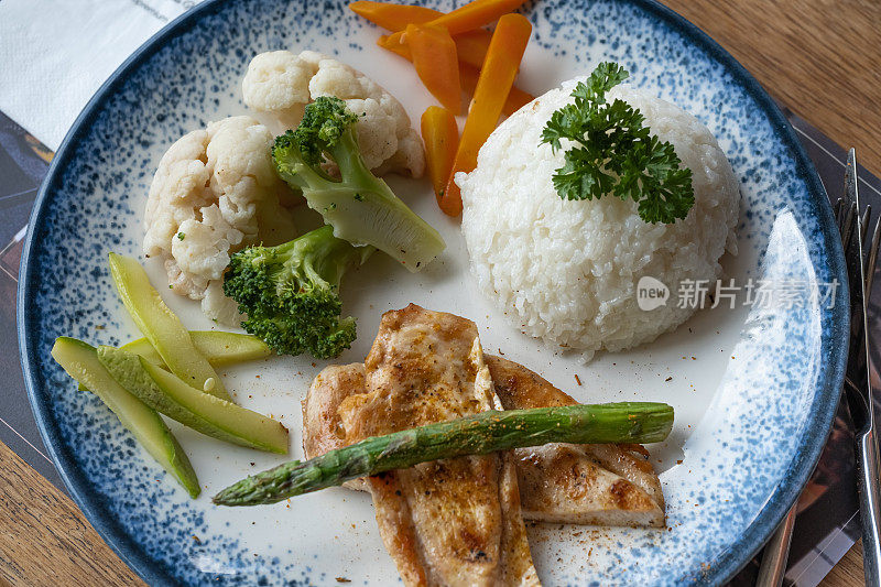 烤鸡胸肉，米饭和蔬菜