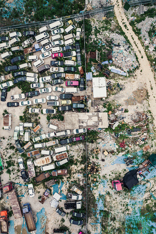 失事和废弃汽车的俯视图