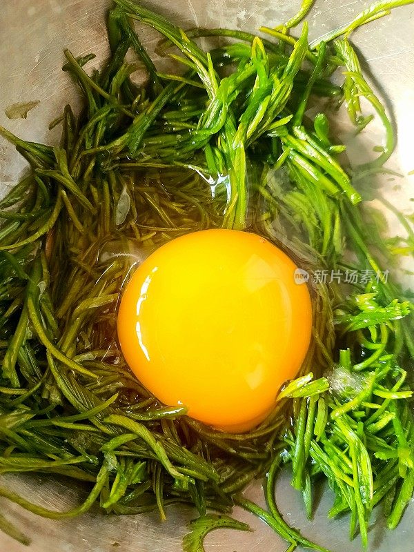 准备烹饪攀藤蔬菜煎蛋卷-食物准备。