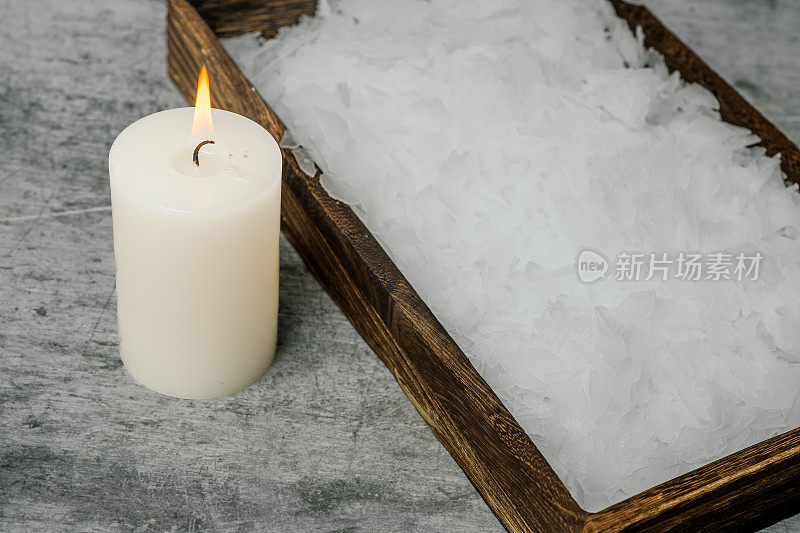 石板上的蜡烛和冰