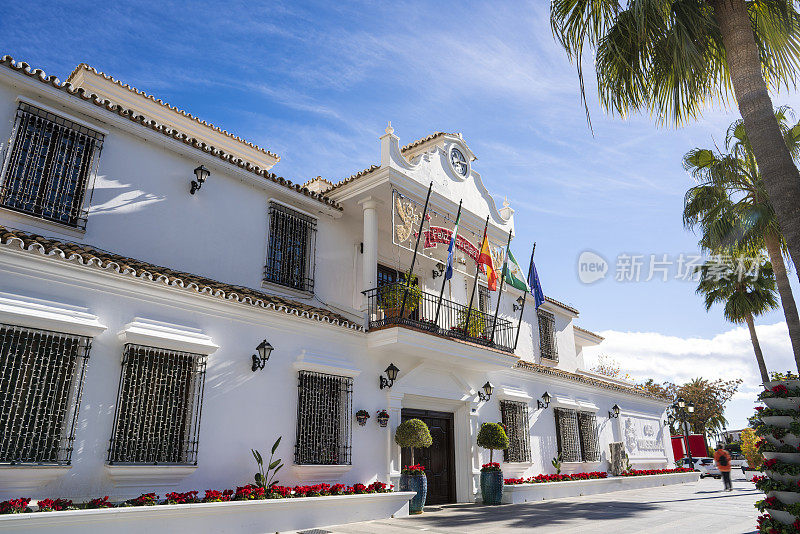 美丽的地中海阳光海岸的米哈斯村市政厅