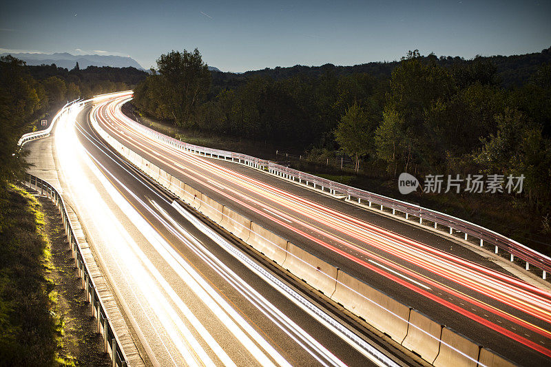 乡村场景中公路交通的长夜曝光