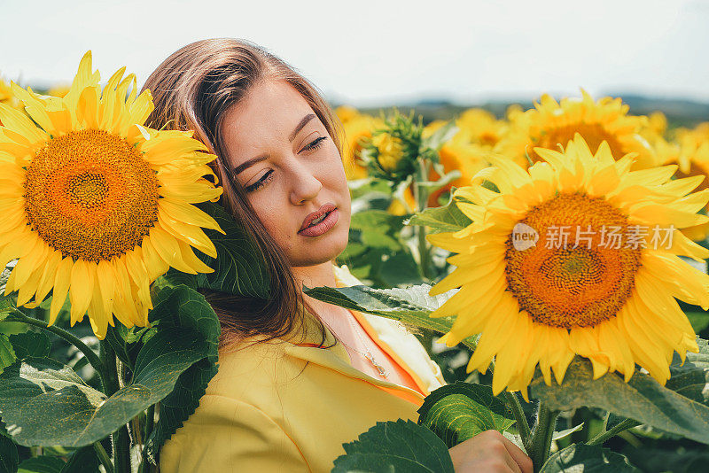 向日葵地里的年轻女子