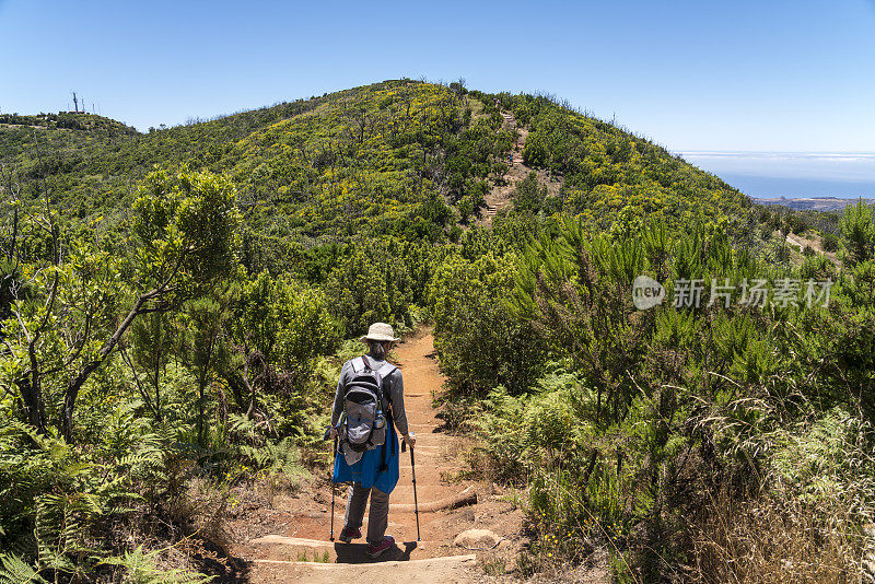 阳光明媚的日子里，妇女们在格兰雷山谷徒步旅行