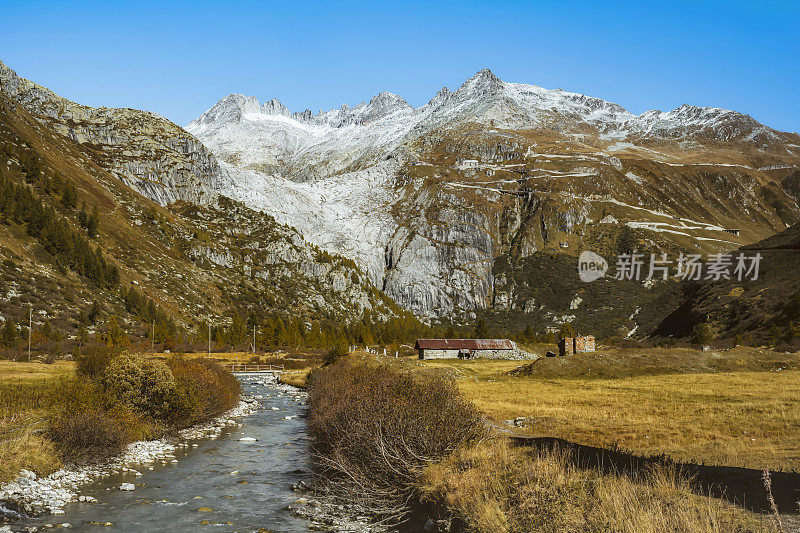 从山谷到瑞士弗尔卡山口蜿蜒道路的全景